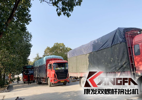 5臺雙螺桿擠出機(jī)運輸車隊