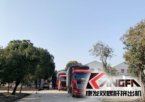 5臺雙螺桿擠出機(jī)運輸車隊出廠
