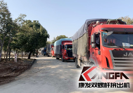 5臺雙螺桿擠出機(jī)運輸車隊有序出廠