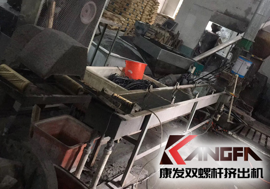 生產(chǎn)使用時間超十五年老設(shè)備sjsh系列雙螺桿擠出機完成了它的使命，正式走下舞臺
