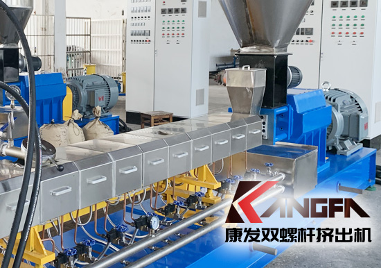 雙螺桿擠出機(jī)及擠出段螺棱表面金屬材料和機(jī)筒內(nèi)壁表面金屬之間的“接觸磨損”，我們也可以稱之為“匹配磨損”。相同金屬材質(zhì)之間的“接觸磨損”，在機(jī)筒和螺桿均采用滲氮鋼的材料制造，而且經(jīng)過相同的氮化處理工藝手段，其量化的“匹配磨損速率”顯然不容樂觀。