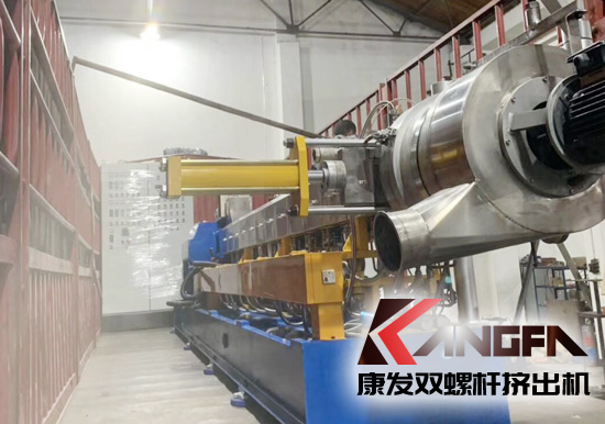 何為雙螺桿擠出機(jī)反應(yīng)擠出？反應(yīng)擠出是連續(xù)地將單體進(jìn)行聚合以及對現(xiàn)有聚合物進(jìn)行改性的工藝方法。是將傳統(tǒng)上分開操作的聚合物合成、改性及加工成型等聯(lián)合為一個整體工藝過程。