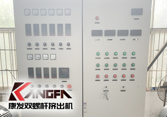使用雙螺桿擠出機(jī)機(jī)械設(shè)備應(yīng)嚴(yán)格參照使用說(shuō)明書(shū)要求使用，務(wù)必切記電源等安全問(wèn)題，如果使用過(guò)程中還有其他問(wèn)題，歡迎隨時(shí)撥打康發(fā)雙螺桿擠出機(jī)廠家服務(wù)電話13905153410，謝謝！