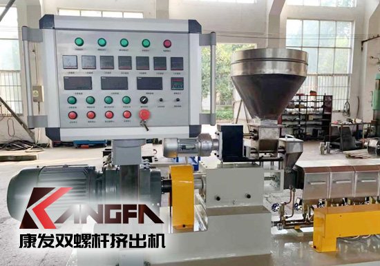 學(xué)校及實(shí)驗(yàn)室用康發(fā)20型雙螺桿擠出機(jī)。該機(jī)型適用于學(xué)校及企事業(yè)單位高分子聚合物合成，混煉，配方研發(fā)，擠出造粒，配合其他試驗(yàn)儀器一起使用！康發(fā)20型雙螺桿擠出機(jī)好用、實(shí)用、價(jià)又實(shí)！暢銷(xiāo)高校及企業(yè)試驗(yàn)室！