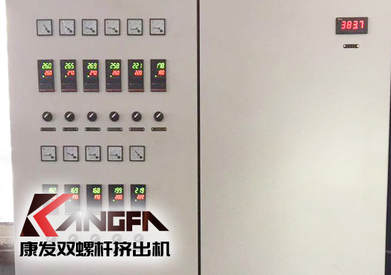 標(biāo)準(zhǔn)化全新雙螺桿擠出造粒機組滿負(fù)荷運轉(zhuǎn)，擠出的可靠運行、滿足多樣工藝要求