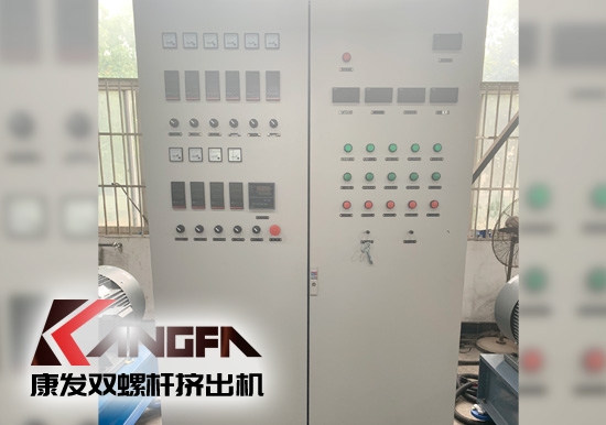雙螺桿擠出設(shè)備主要運(yùn)用于pvc、rpvc等塑料材質(zhì)物體，擠出、造粒等，下文就擠出設(shè)備自我保護(hù)裝置做一些簡(jiǎn)單介紹。 
