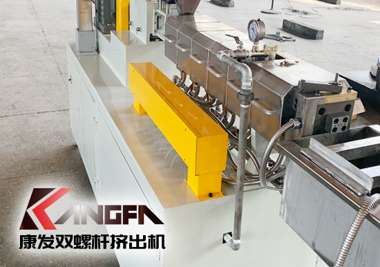 塑料廠實(shí)驗(yàn)室研究專用康發(fā)20型雙螺桿擠出造粒機(jī)組設(shè)備，機(jī)筒內(nèi)徑 20mm/長(zhǎng)徑比 28-48/主電機(jī)功率 5.5kw/螺桿轉(zhuǎn)速 100rpm/參考產(chǎn)量 5-20kg/h。