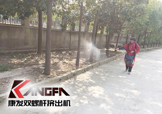 戰(zhàn)疫情、防風(fēng)險、保安全！康發(fā)雙螺桿擠出機(jī)復(fù)工在即，全廠實現(xiàn)全方位消毒！