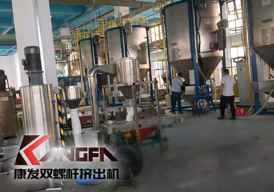 全過程自動(dòng)化雙螺桿擠出機(jī)生產(chǎn)線！機(jī)械手可以大幅減少工人、提升效率、拉低成本、提高產(chǎn)品品質(zhì)、提升工廠形象、安全性優(yōu)。