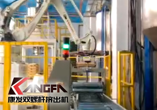  機(jī)械手臂應(yīng)用于雙螺桿擠出造粒機(jī)組現(xiàn)代化生產(chǎn)線！靈活部署,降低生產(chǎn)成本,全面提升雙螺桿造粒生產(chǎn)效率！