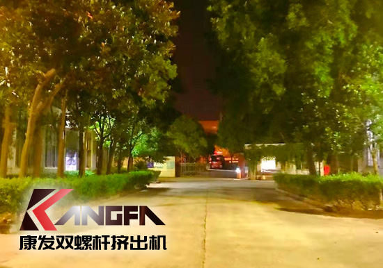 總裝車間：眾志成城齊奮戰(zhàn) 全力以赴保發(fā)貨 確保雙螺桿擠出機(jī)設(shè)備按期交付至顧客手中。