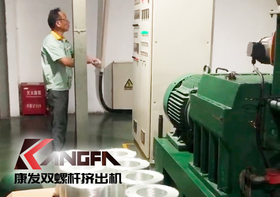 質(zhì)量為先，信譽為重，管理為本，服務(wù)為誠！康發(fā)雙螺桿設(shè)備老客戶售后維修