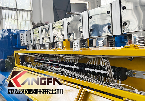 臨近年底，雙螺桿造粒機(jī)發(fā)貨忙,全力以赴為市場(chǎng)！