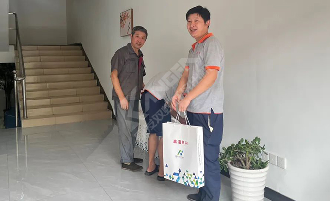 南京江北新區(qū)總工會(huì)深入康發(fā)雙螺桿造粒機(jī)一線開(kāi)展“來(lái)高溫慰問(wèn)”慰問(wèn)活動(dòng)！