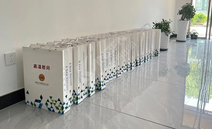 南京江北新區(qū)總工會(huì)深入康發(fā)雙螺桿造粒機(jī)一線開(kāi)展“來(lái)高溫慰問(wèn)”慰問(wèn)活動(dòng)！
