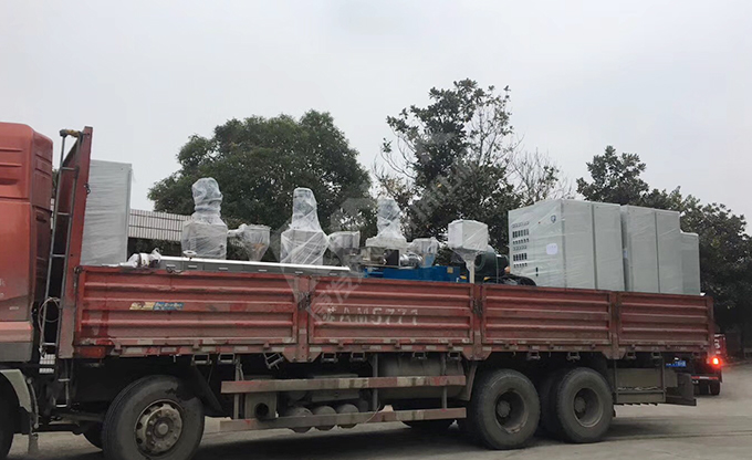 新年伊始，康發(fā)雙螺桿造粒機(jī)成功裝車發(fā)貨，助力客戶生產(chǎn)效率再上新臺(tái)階