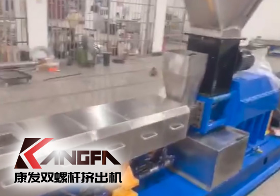 “中國制造”尋求挖掘更大的非洲需求！JSH-65型雙螺桿擠出機設備出口設備帶料試機，坐標非洲！