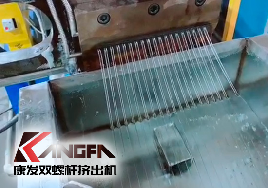 康發(fā)雙螺桿擠出機(jī)熔噴料生產(chǎn)線交付，每天可以為市場(chǎng)提供800萬只口罩的原料。生產(chǎn)線出料均勻，不斷條！料子表面光滑，顆粒大小均勻！口罩布（熔噴布）熔脂可達(dá)1400-1600！