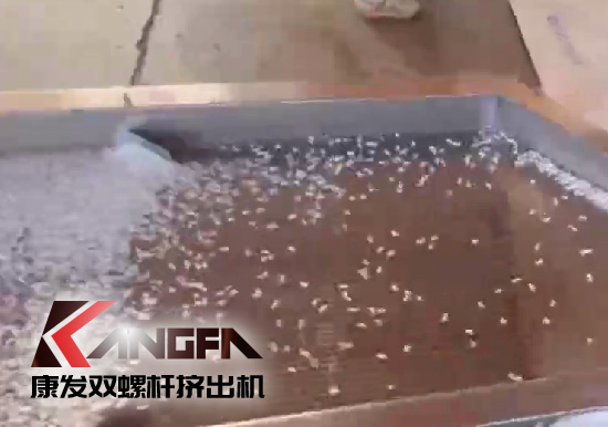 雙螺桿造粒機(jī)制造！追求品質(zhì)，精益求精！康發(fā)雙螺桿帶料試機(jī)